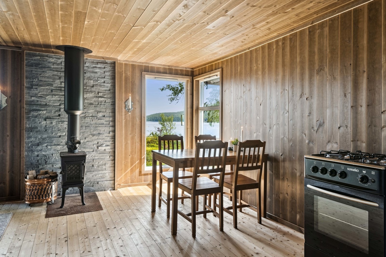 Spisegruppe med 4 stoler medfølger. Galleribilde