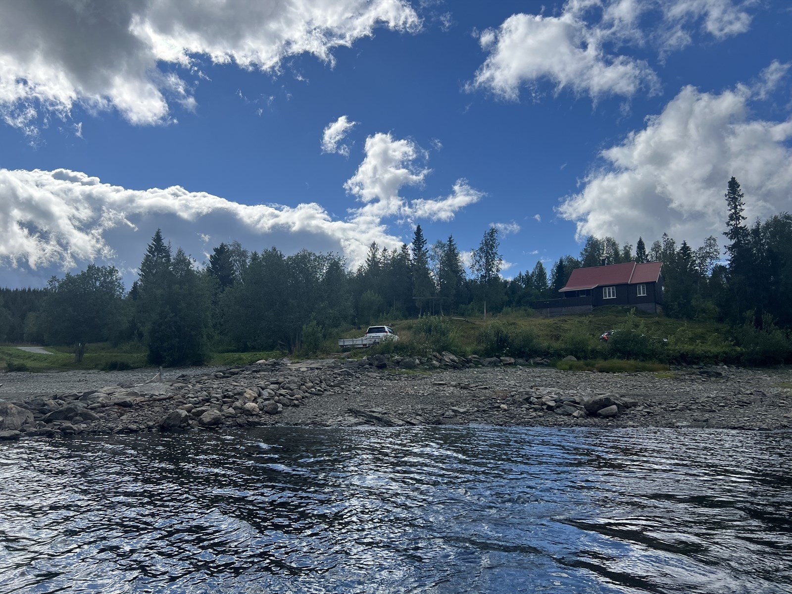 Båten kan du fortøye ved Stallvika, båtavgift kr. 400,- i året. Galleribilde