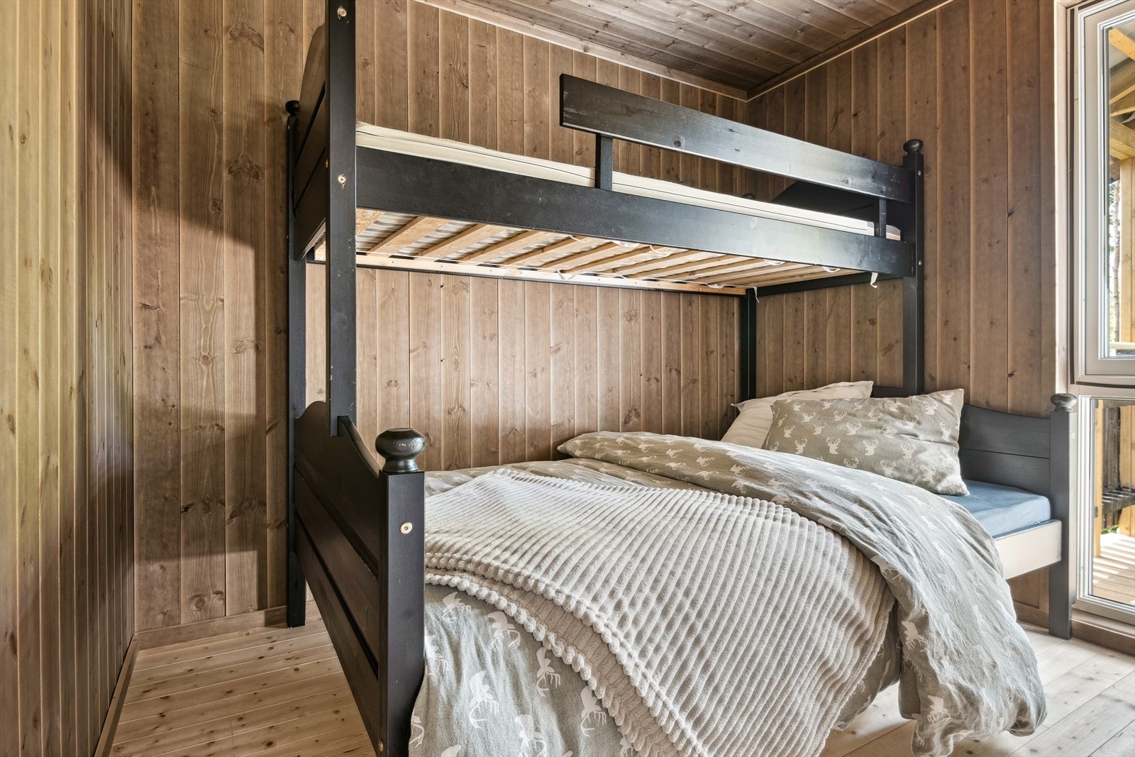 Soverom 1 med køyesenger som medfølger, den nederste noe bredere. Galleribilde