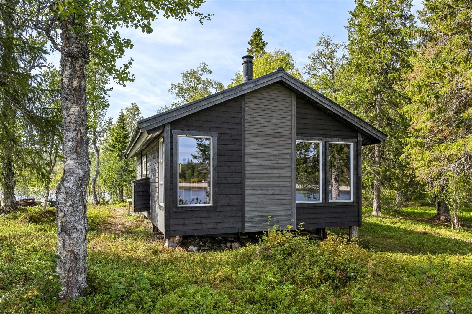 2023: Nytt tak m/undertak, ny utvendig kledning, alle vinduer er skiftet, bortsett fra 4 i stue som er fra 2000. Galleribilde