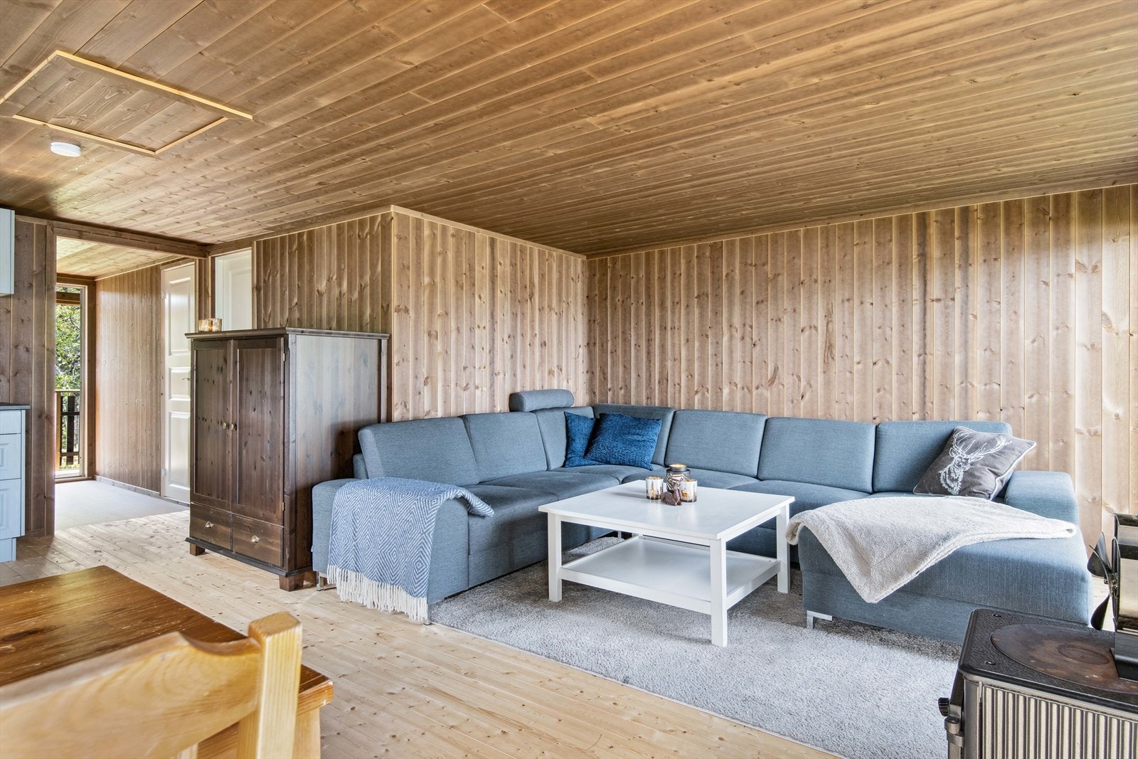 Stueavdeling med sofa og bord. Galleribilde