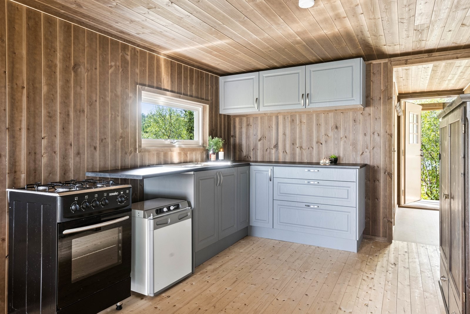 Kjøkkeninnredning montert i 2023, med gasskomfyr og gasskjøleskap som medfølger. Galleribilde