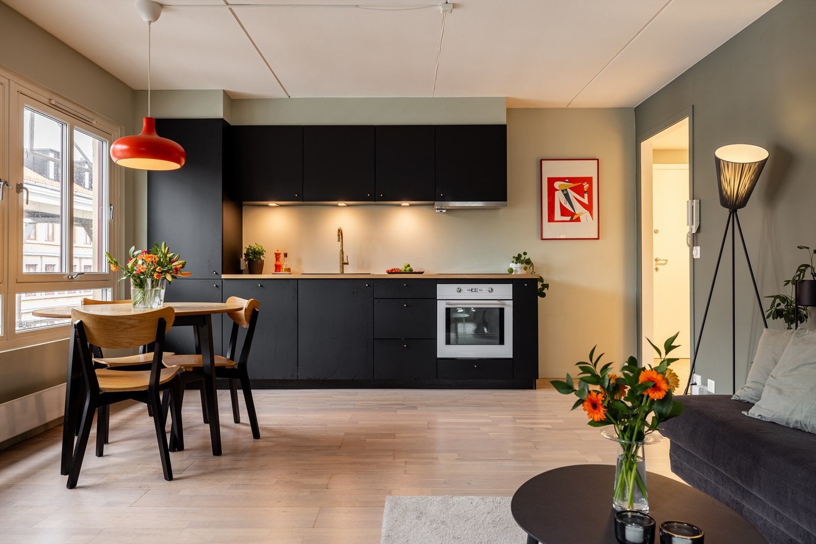 Meget pent og moderne kjøkken, nytt i 2018. Kjøkkenet har slette, matte fronter og en heltre benkeplate med nedfelt benkebeslag. Galleribilde