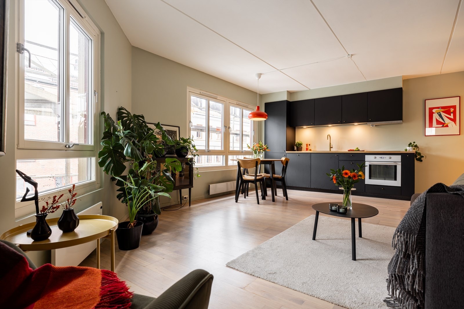 Leiligheten ble betydelig pusset opp i 2018 med nytt og pent kjøkken, oppgradert baderom og øvrig oppussede flater og fremstår som en virkelig tiltalende bolig! Nymalt stue og gang i 2023/2024. Galleribilde
