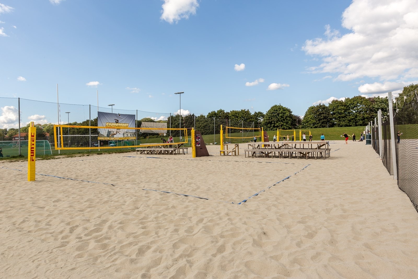 Det er kort vei til Voldsløkka idrettspark som er en utendørs idrettspark med mange spillflater, klubbhus og garderobefasiliteter. Med åtte flotte volleyballbaner er dette den perfekte plassen for å ta en kamp med venner eller familie. Galleribilde