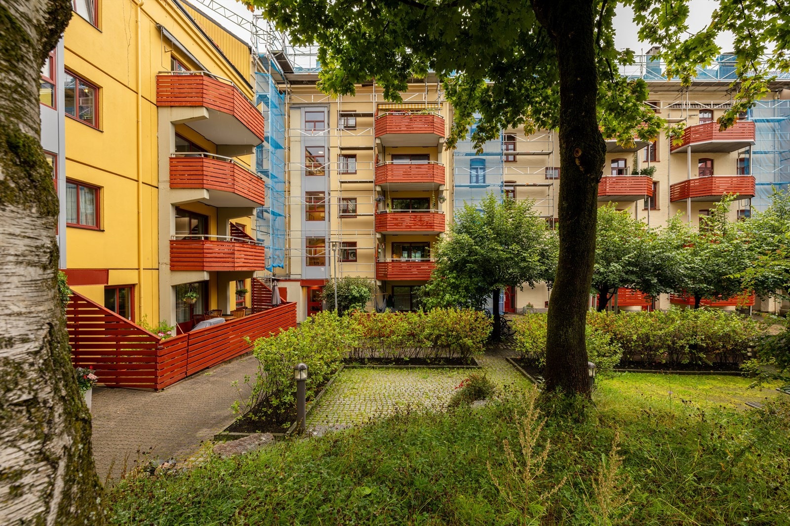 Borettslaget har en meget pent opparbeidet bakgård med fine plenarealer, sittebenker, hyggelig beplantning og trær. Galleribilde