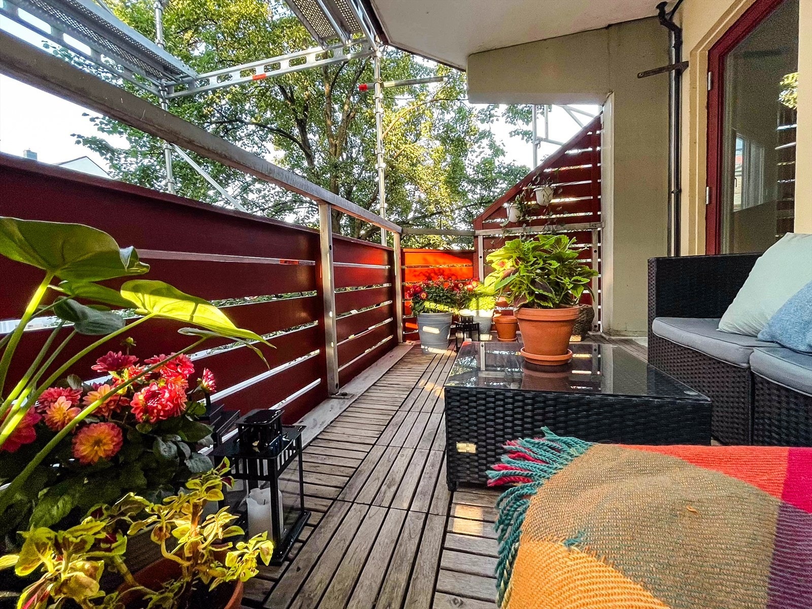 Fra stuen har du utgang til en romslig balkong på ca. 8 m². Balkongen har et betongdekke belagt med treheller og er overbygget, noe som gir beskyttelse mot dårlig vær. Den skjermede plassen gir gode muligheter for lune sommerkvelder og hyggelige lag. Galleribilde