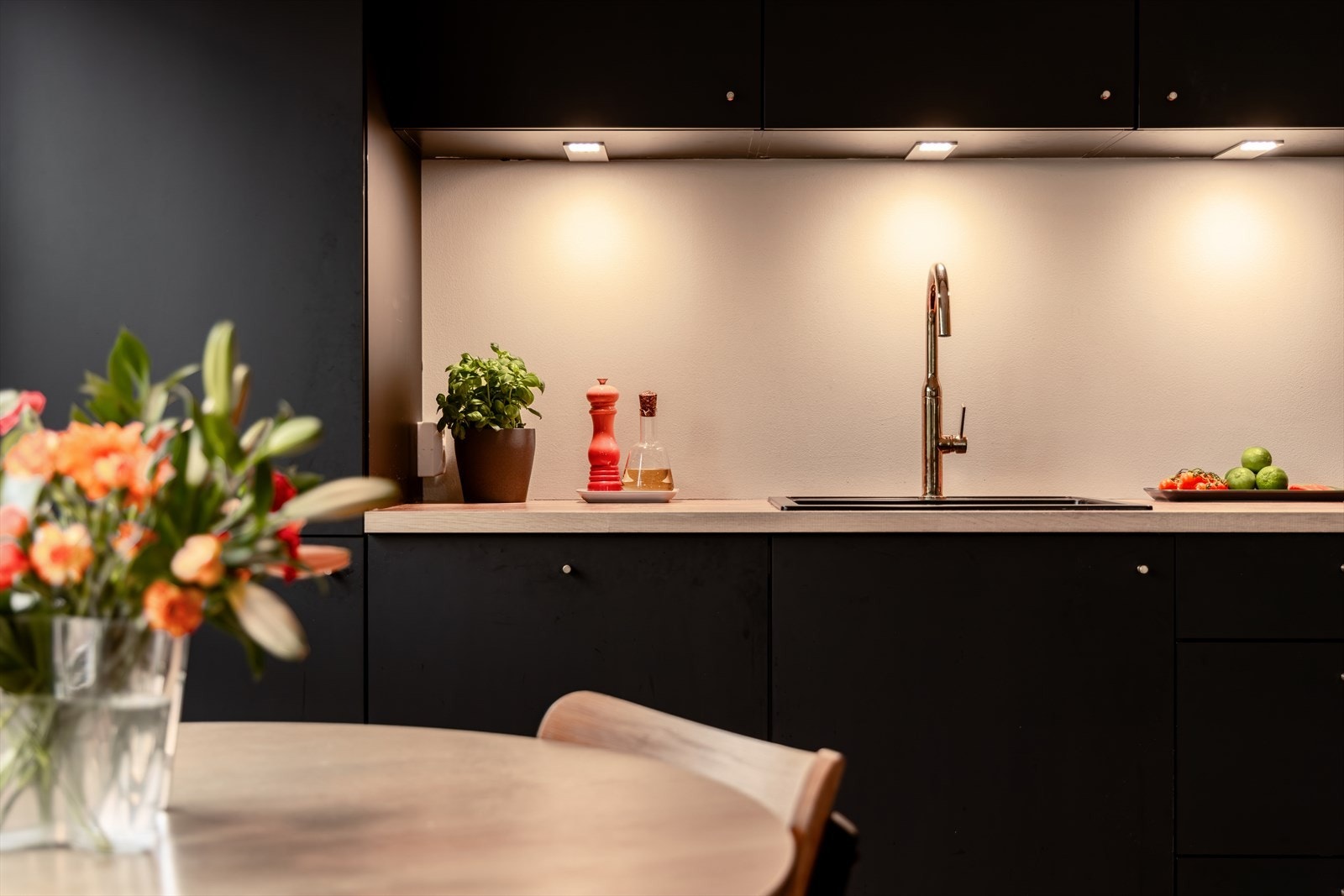 Kjøkkenet er utstyrt med moderne integrerte apparater, inkludert kjøle-/fryseskap, oppvaskmaskin, ovn, induksjonstopp og mekanisk ventilator. Belysning under overskap gir godt arbeidslys. Galleribilde