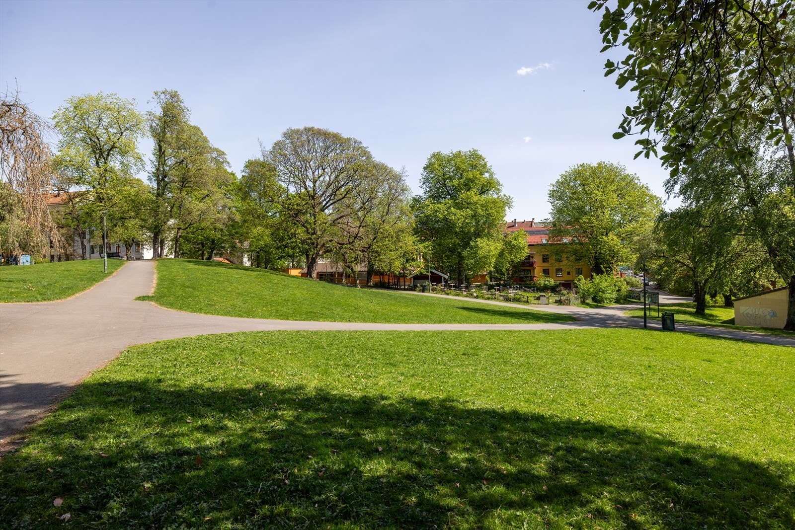 Bjølsenparken ligger i umiddelbar nærhet. Parken har en vakker lindeallé og på sydsiden av parken er det en fin høyde med utsikt over hele parken samt en musikkpaviljong som brukes til konserter. Galleribilde