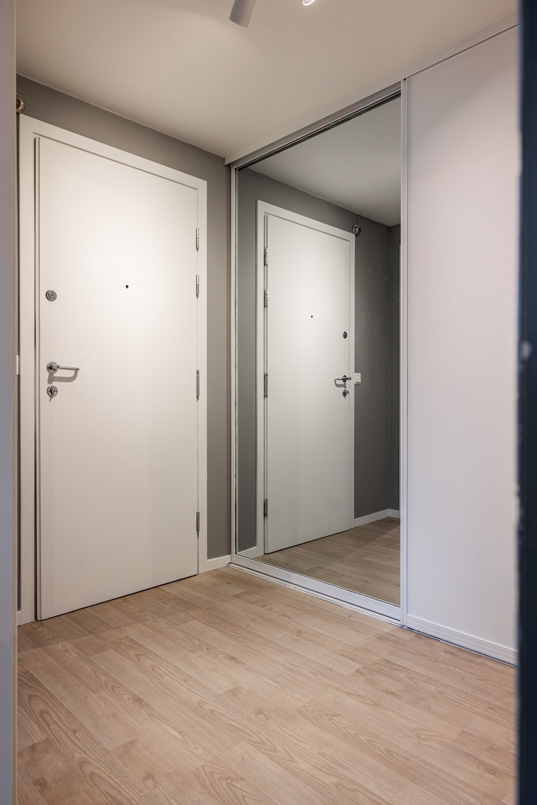 Entréen er romslig og innbydende, med en stor skyvedørsgarderobe som gir rikelig med lagringsplass Galleribilde
