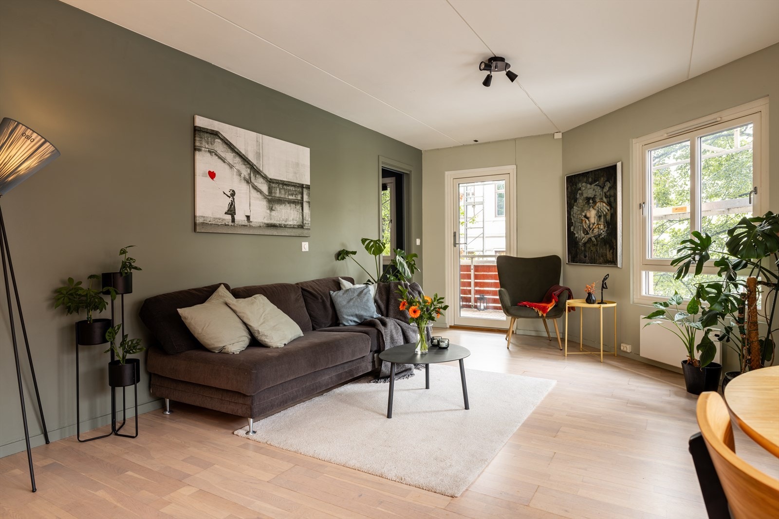Størrelsen på rommet gir fleksibilitet til å innrede med både sofagruppe, salongbord og spisebord Galleribilde