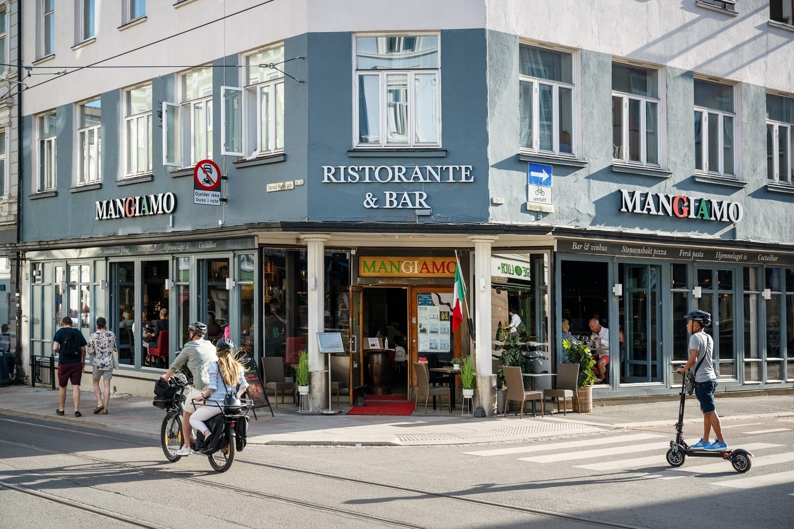 Populære Grünerløkka er også en liten spasertur fra leiligheten. Her er det barer, restauranter og generelt livlig byliv. Galleribilde