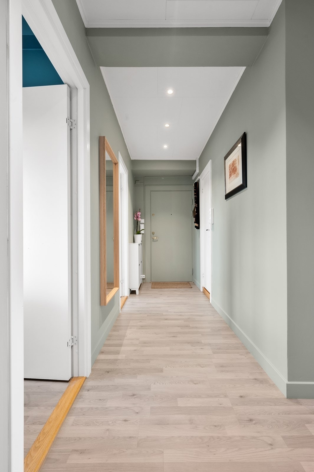 Velkommen inn! Innbydende entré med plass til å henge fra seg jakker og sette fra seg sko. Galleribilde