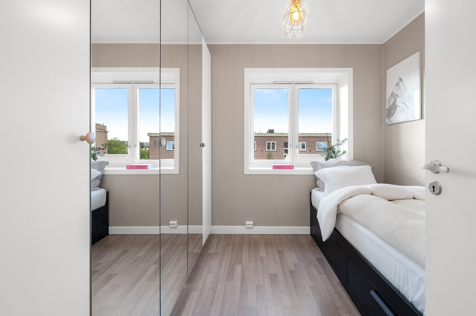 Soverom 2 er også av god størrelse og passer perfekt til gjesterom eller kontor. Du får også en stor garderobeløsning som strekker seg langs hele veggen. Galleribilde