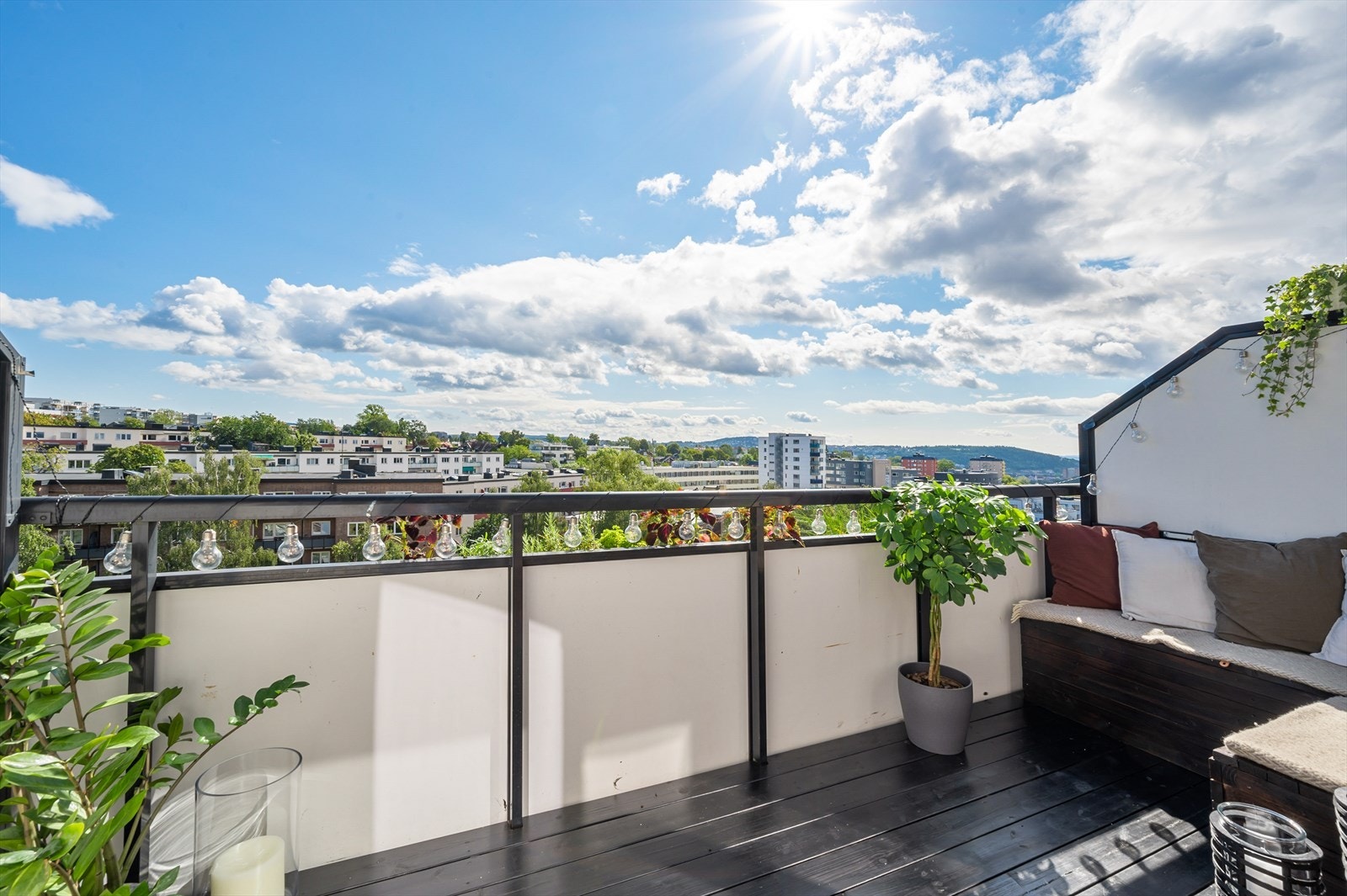 Balkongen er på ca. 6,3 kvm og du får god plass til utendørs sittegruppe og grill. Galleribilde