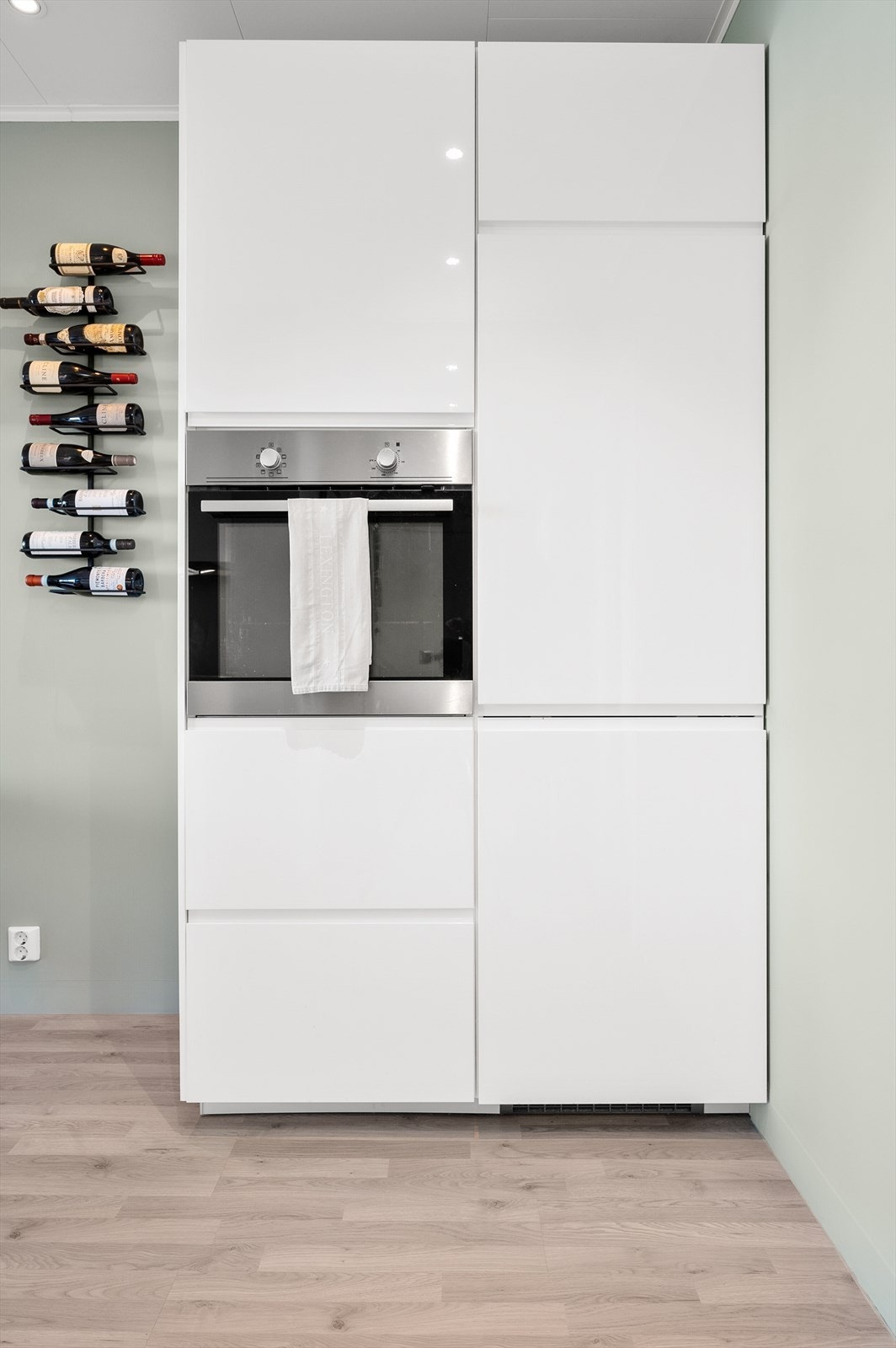 Kjøkkenet har integrert kombiskap med kjøl og frys. Det er også integrert stekeovn. Galleribilde