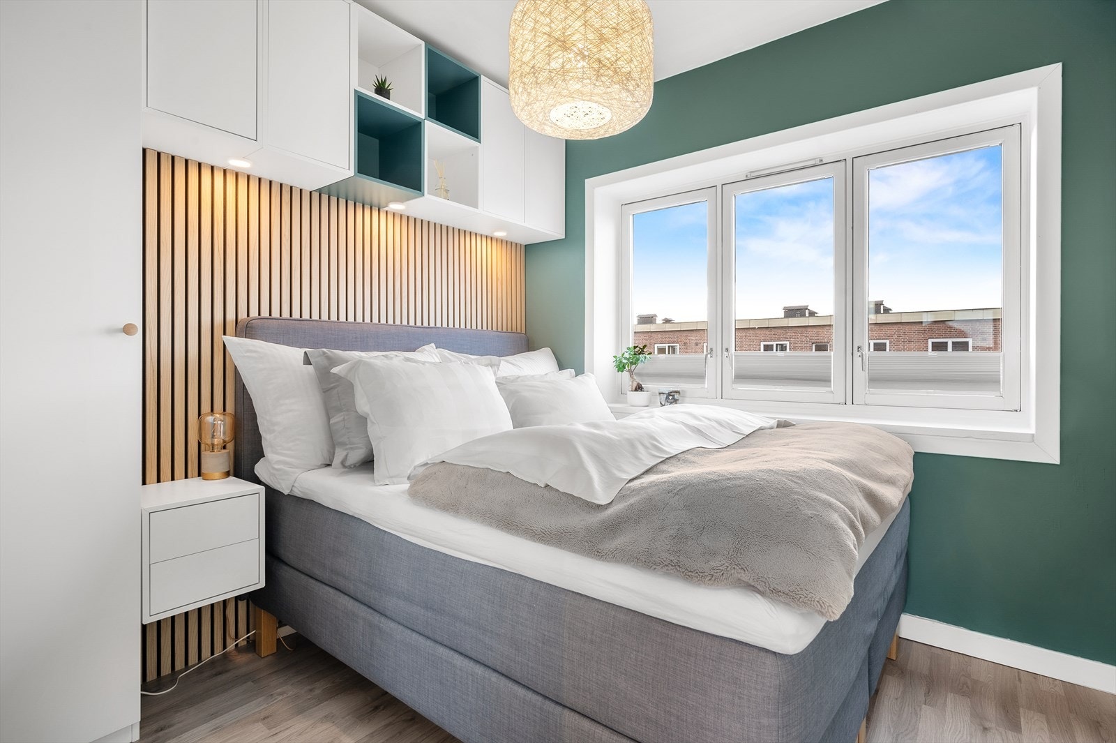 Lys og romslig hovedsoverom med store vinduer som gir godt med naturlig lys. Galleribilde