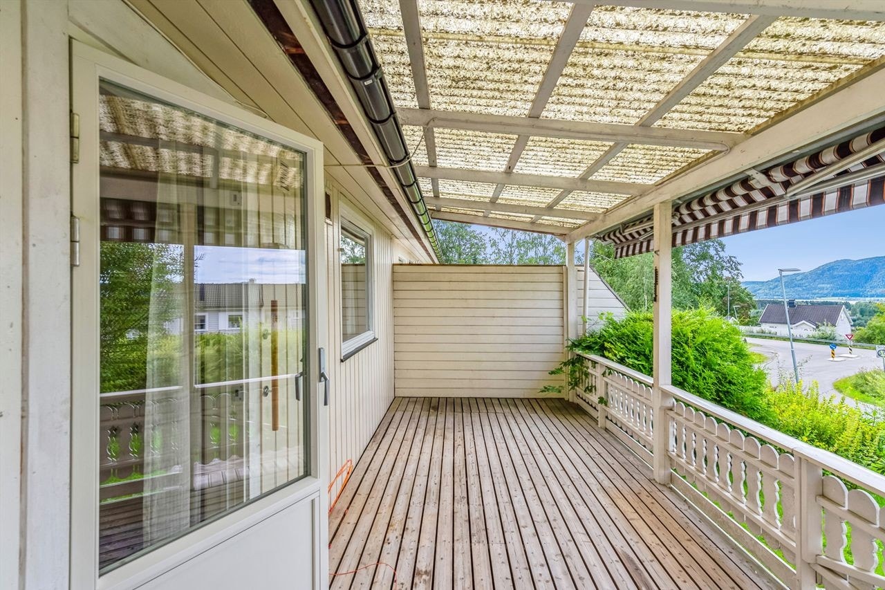 Terrassen har god plass til hagemøbler Galleribilde