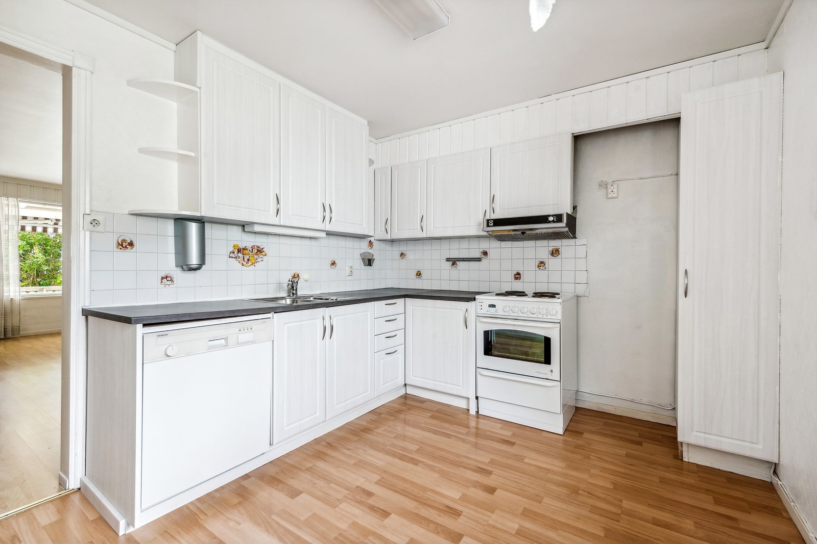 Kjøkkenet har innredning med nyere fronter samt skrog fra byggeåret. Komfyr og oppvaskmaskin medfølger Galleribilde