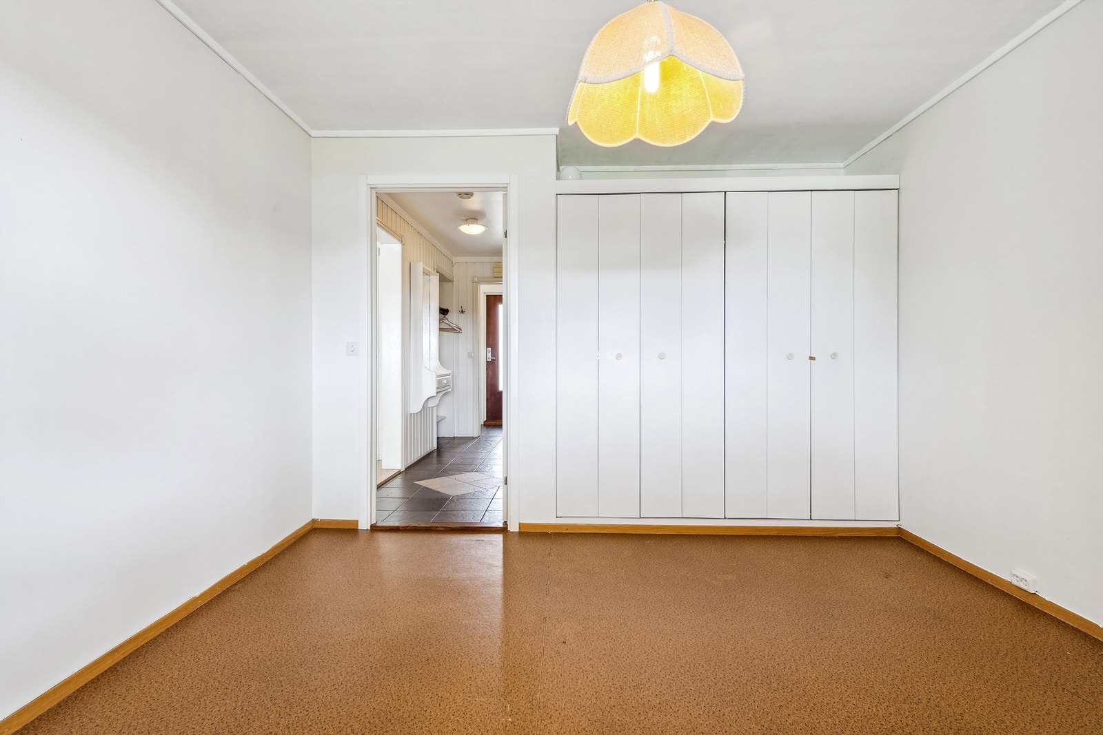 Soverom med god plass til garderobeskap og dobbeltseng Galleribilde