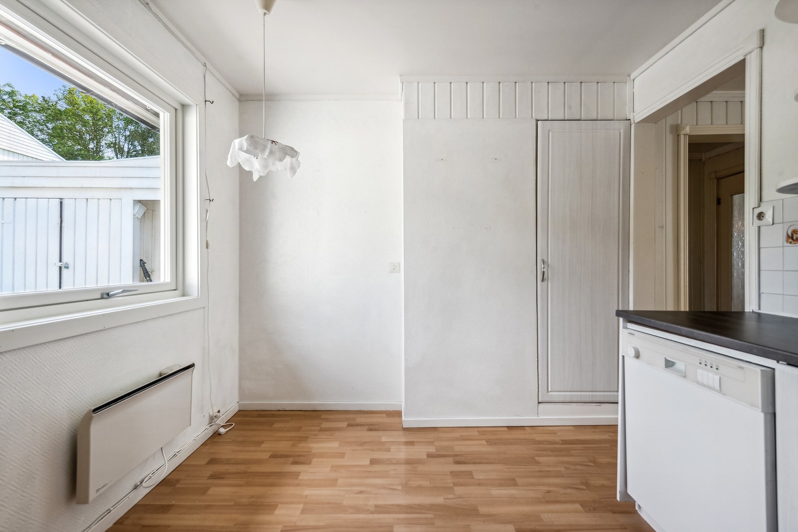 Her er det muligheter for en liten spiseplass ved vinduet Galleribilde