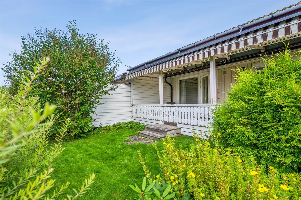 Deilig med egen hageflekk med trapp ned fra terrassen Galleribilde