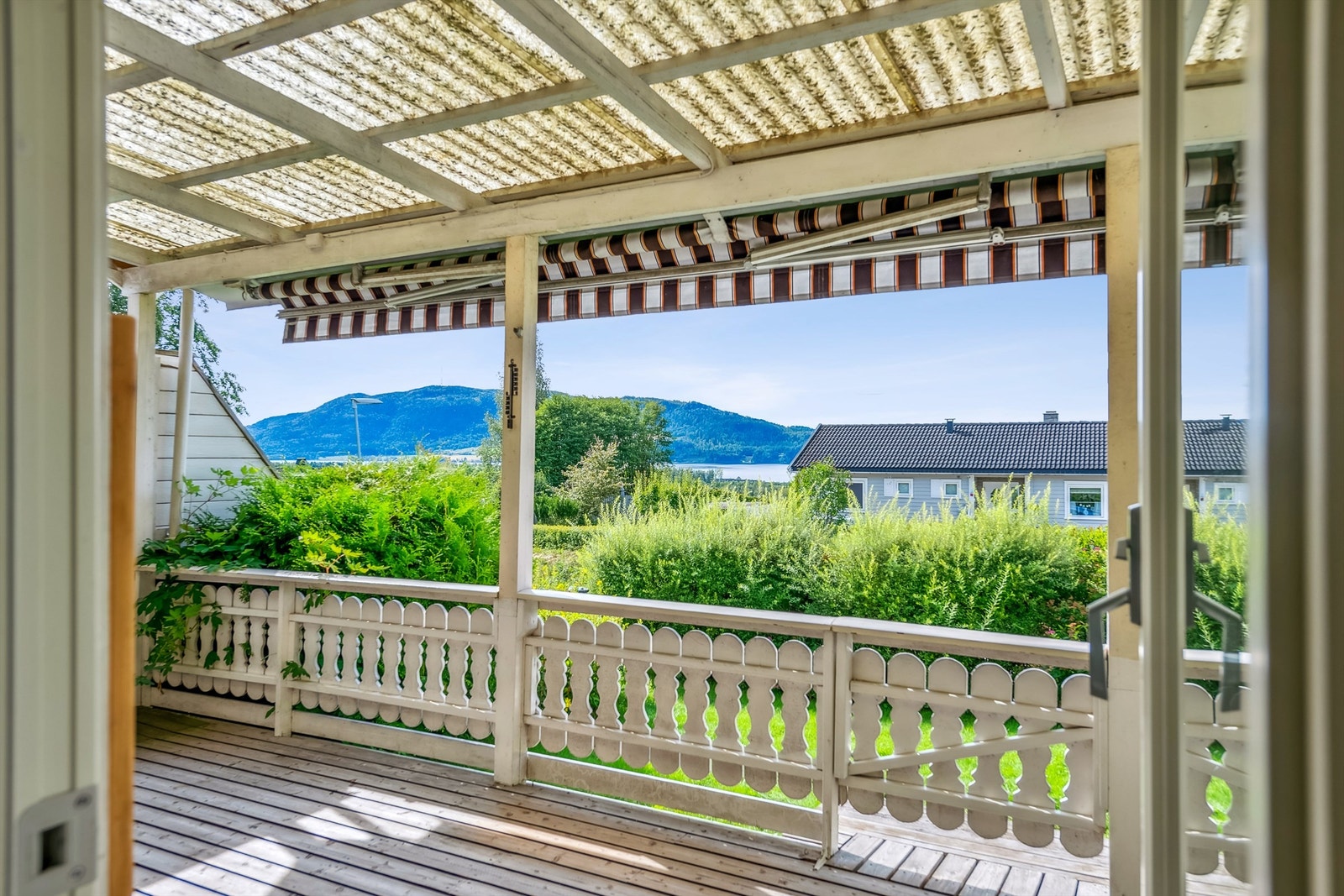 Terrasse med overbygg hvor utelivet kan nytes uavhengig av vær og vind. Utsikt mot Mjøsa og Neslandet Galleribilde