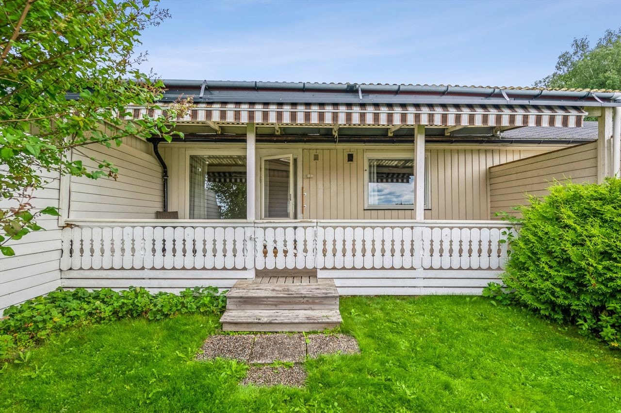 Overbygget terrasse med utgang fra stuen. Terrassemarkise Galleribilde