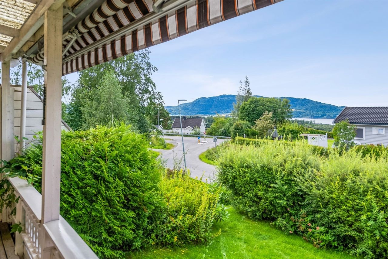 Vakker utsikt fra terrassen - Mjøsa og Neslandet Galleribilde