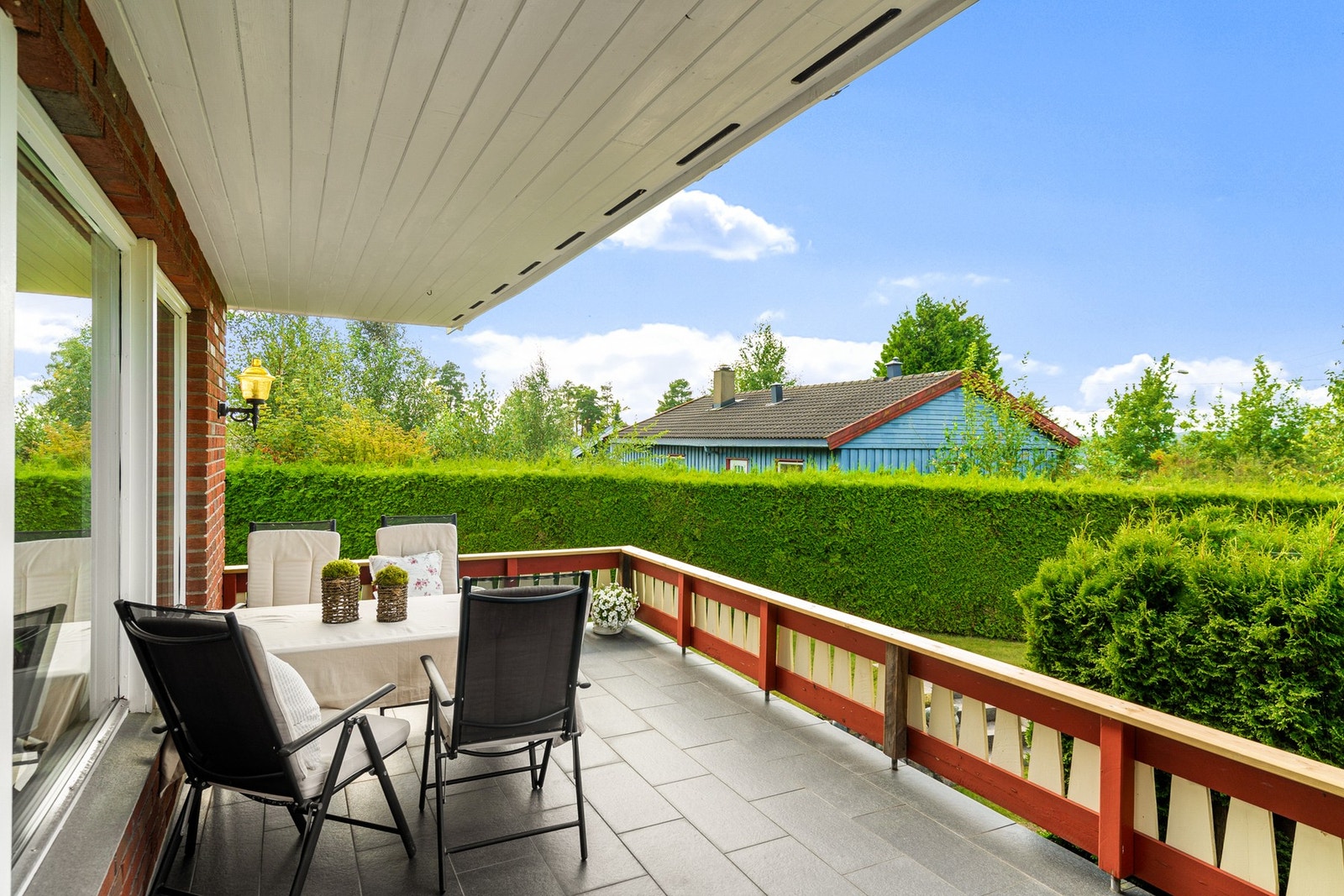 Dels overbyg terrasse med god plass til utemøblement. Galleribilde