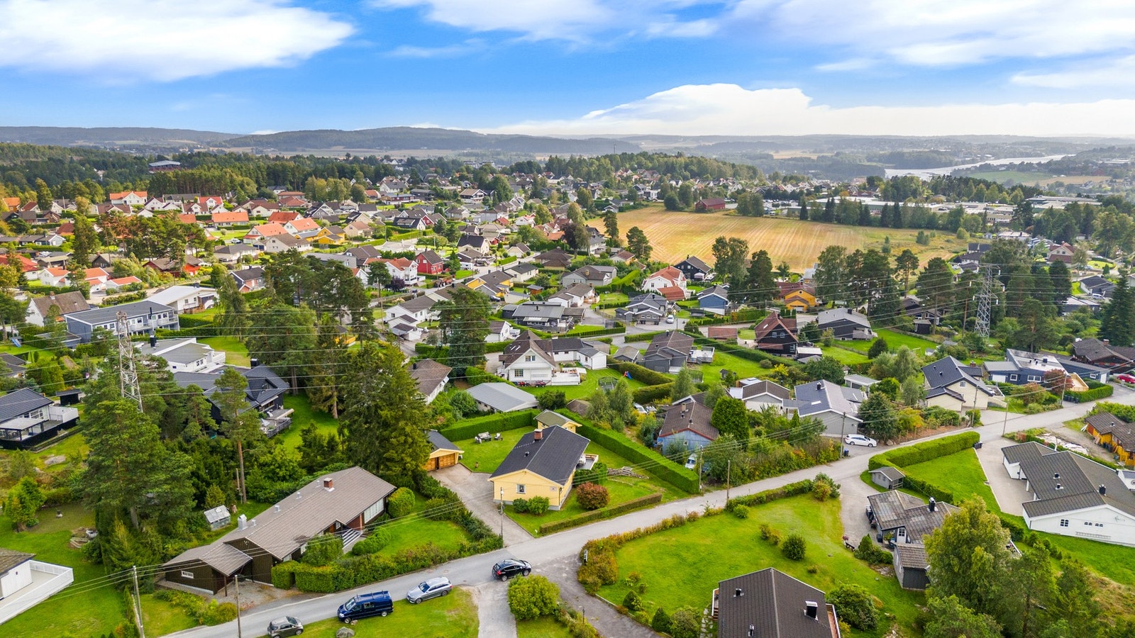 Det er kort vei til Kalnesskogen og Kalnes sykehus, samt kjøpesenter og butikker både på Grålum, Greåker og Borg Amfi. Galleribilde