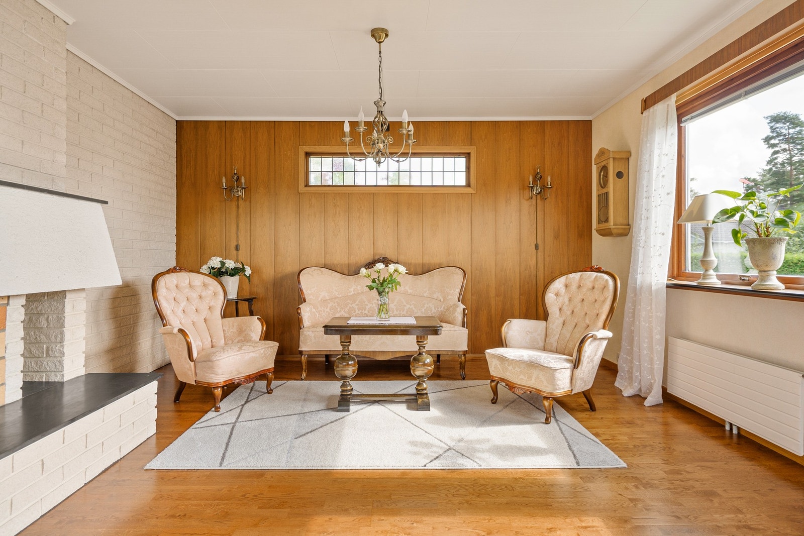 Stuen er romslig og har flere soner for møblering. Her er det plass til en sofagruppe. Galleribilde