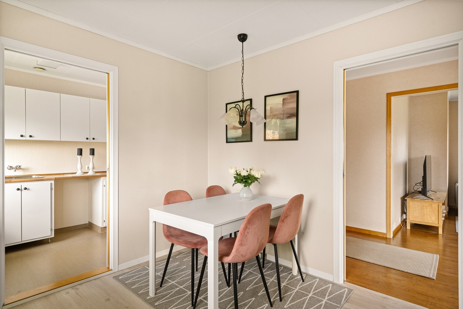 Det er også plass til en hyggelig spisegruppe. Galleribilde