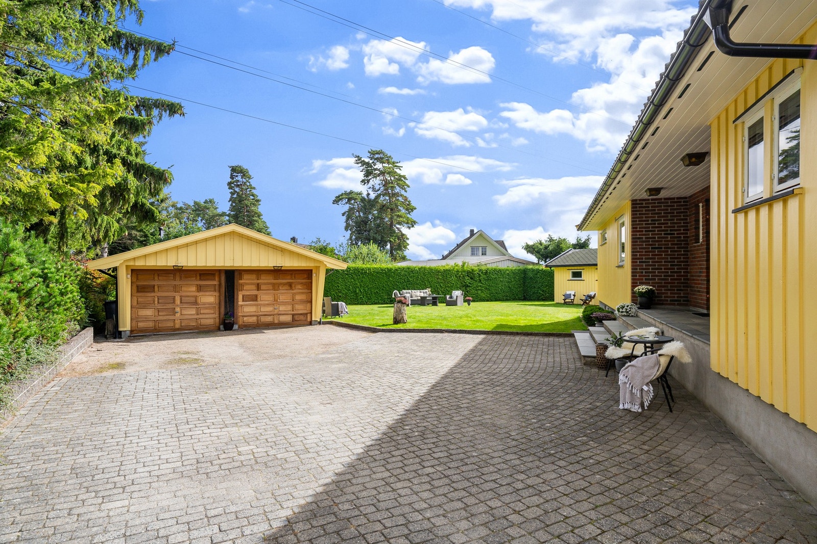 Gode parkeringsmuligheter i dobbel garasje eller på gårdsplassen. Galleribilde