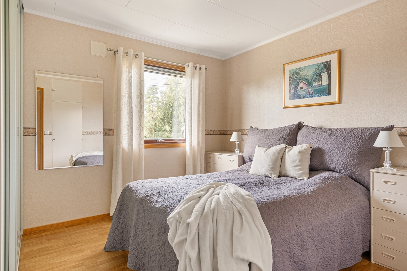 Romslig hovedsoverom med plass til dobbeltseng og nattbord. Galleribilde