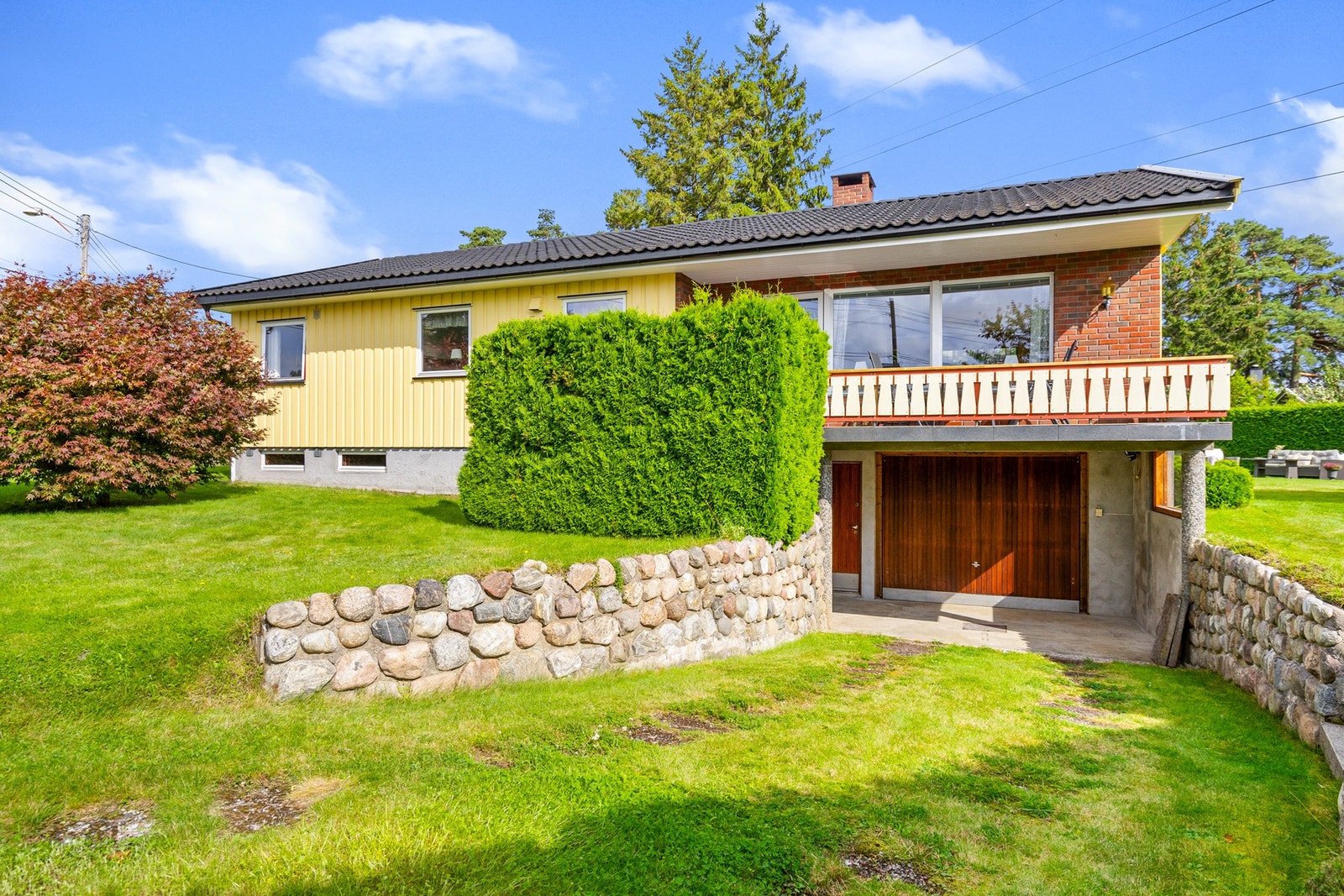 Eier opplyser om at det ble utført takrengjøring/fornying samt nye takrenner, nedløpsrør og beslag i 2022. Galleribilde