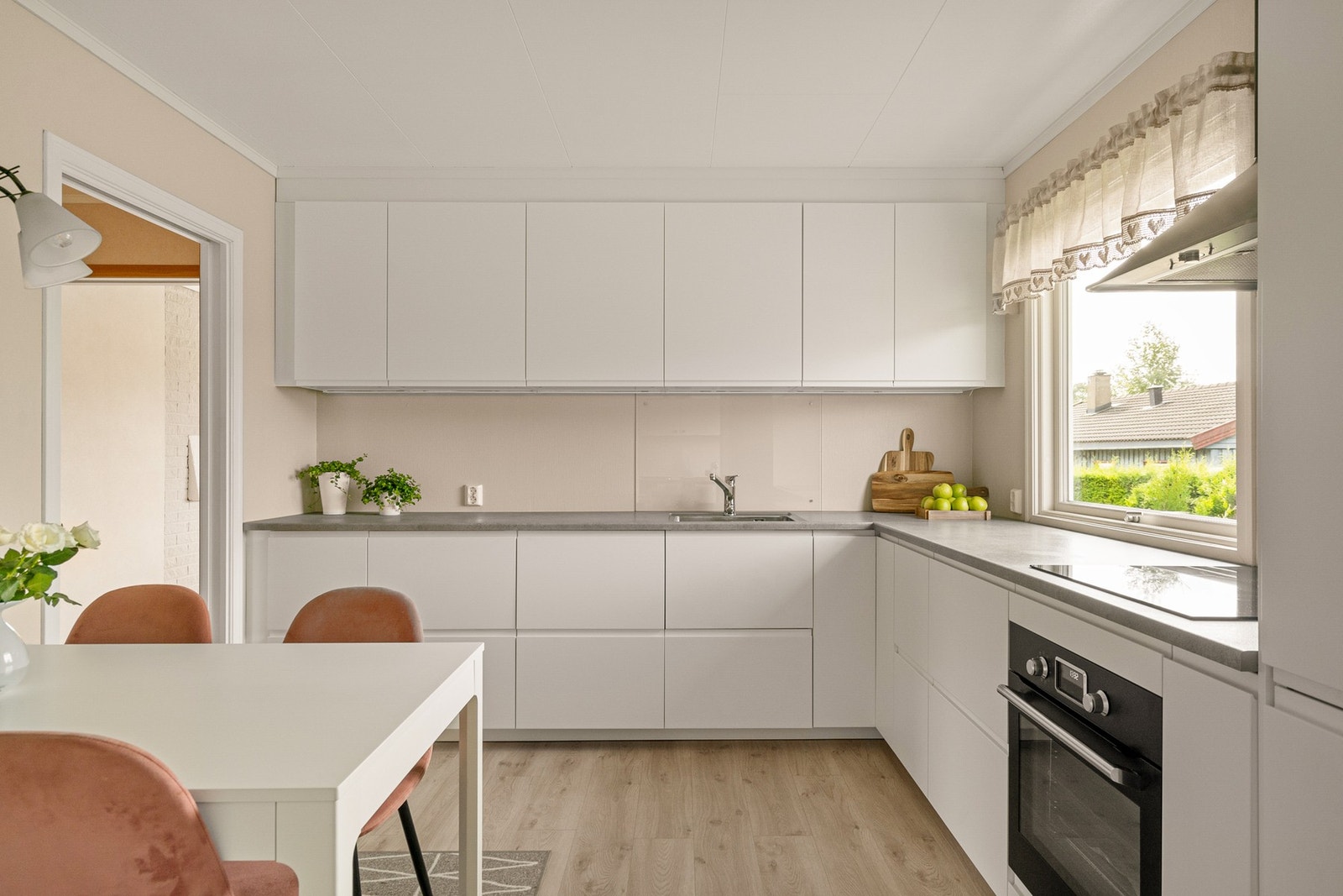 Kjøkkenet har integrert kjøl/fryseskap, oppvaskmaskin, platetopp, stekeovn og komfyrvakt. Galleribilde