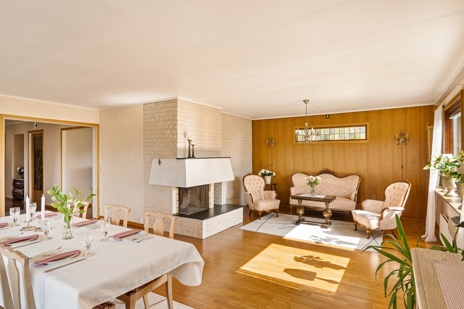 I stuen er det parkettgulv og ellers lyse overflater. Galleribilde