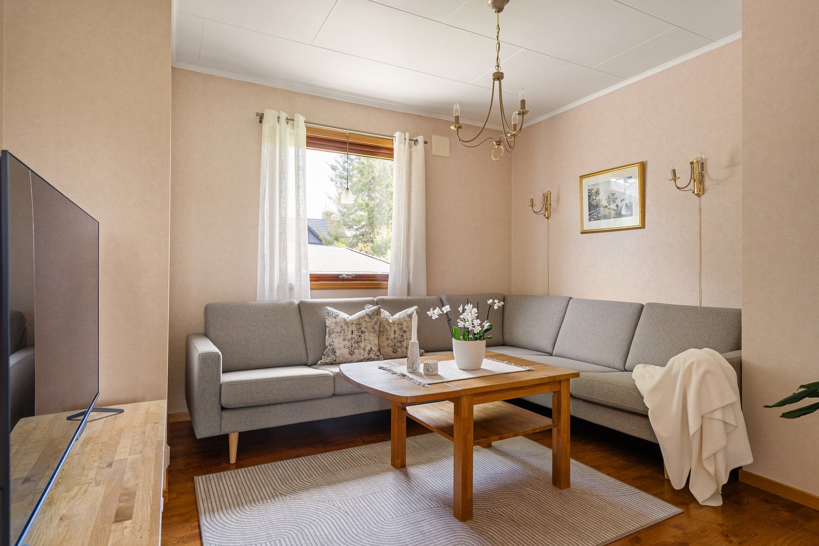 Soverom benyttet som tv-stue. Galleribilde