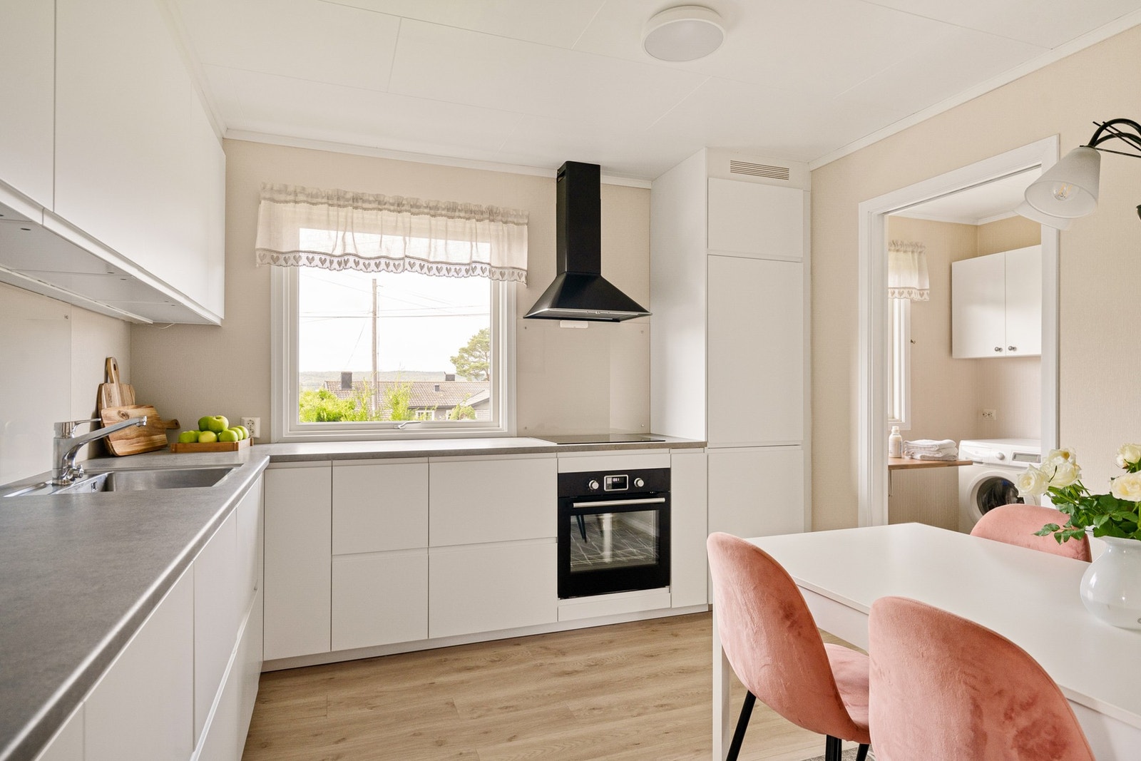 Et lyst og moderne kjøkken med god oppbevaringsplass i skap og skuffer. Galleribilde