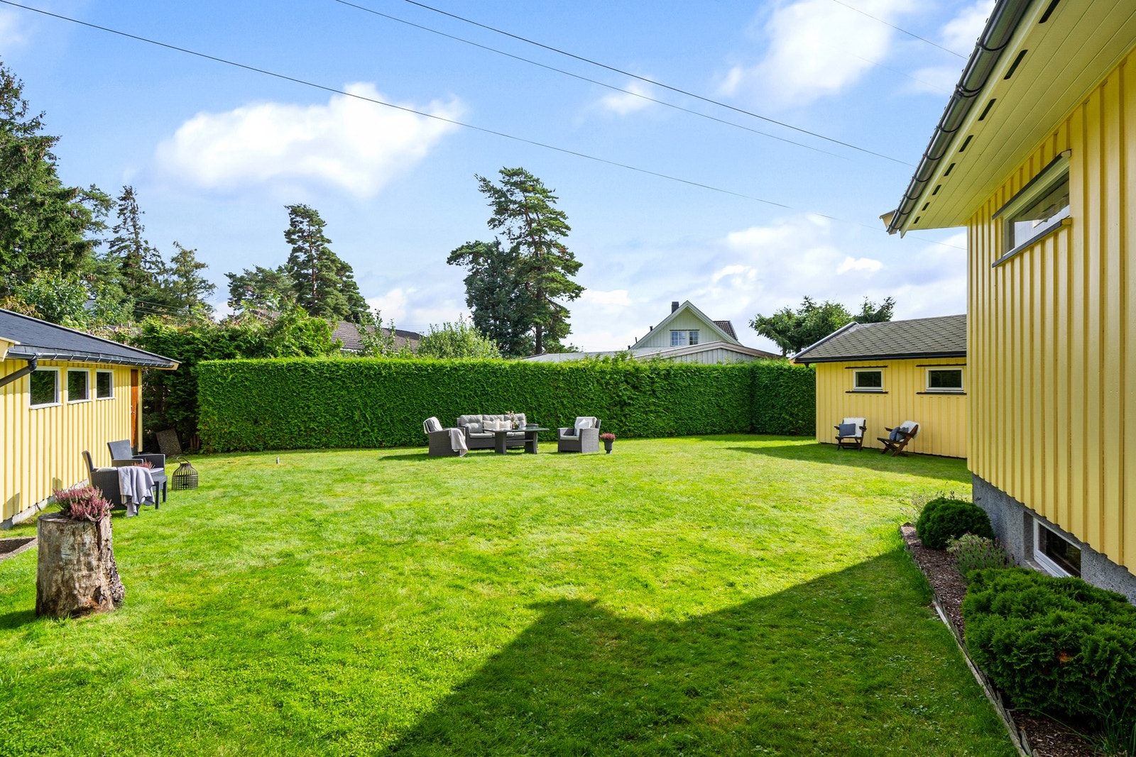 En skjermet hage med gode solforhold. Galleribilde