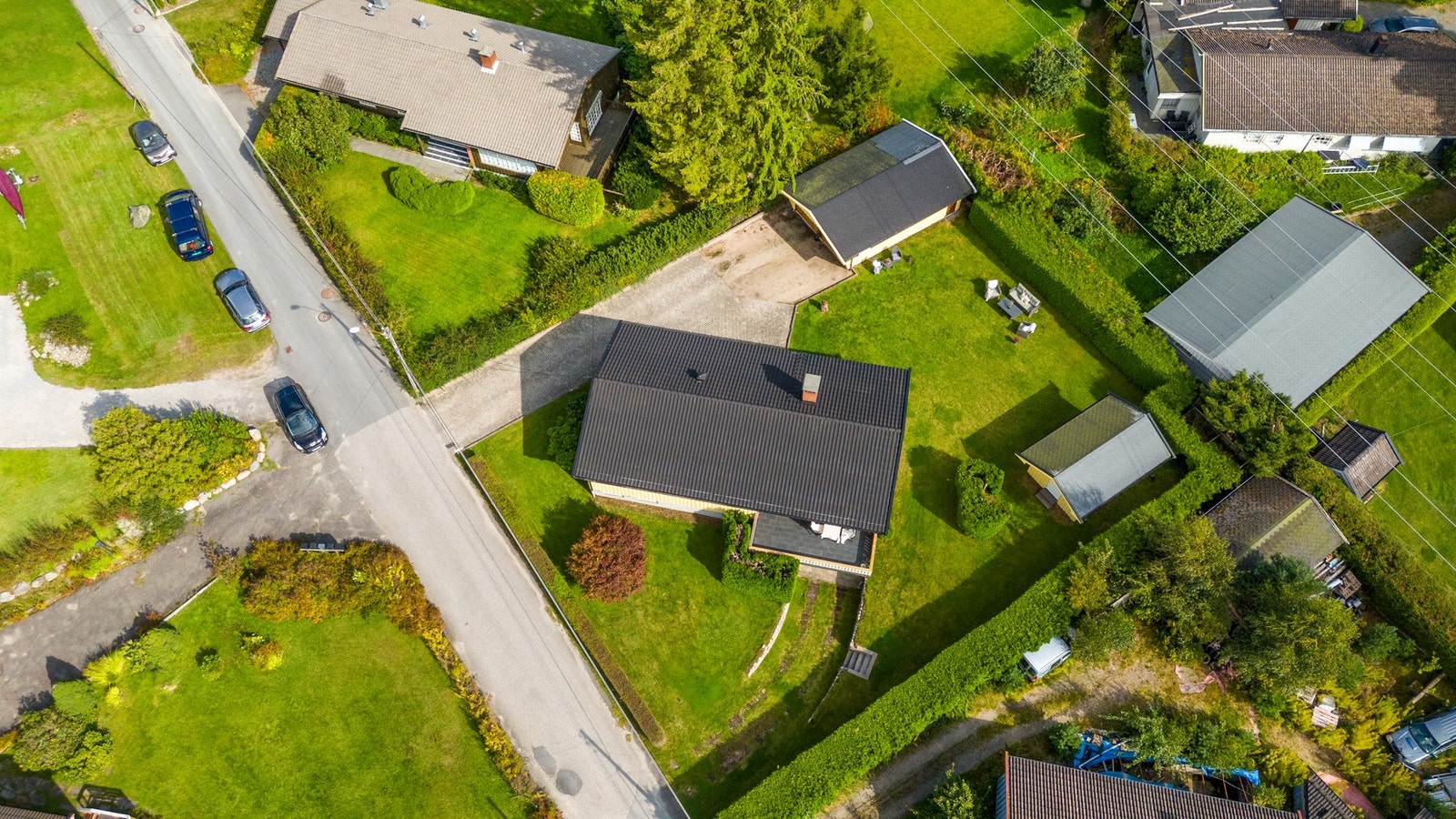 Eiendommen har stenlagt innkjørsel og gårdsplass. Galleribilde