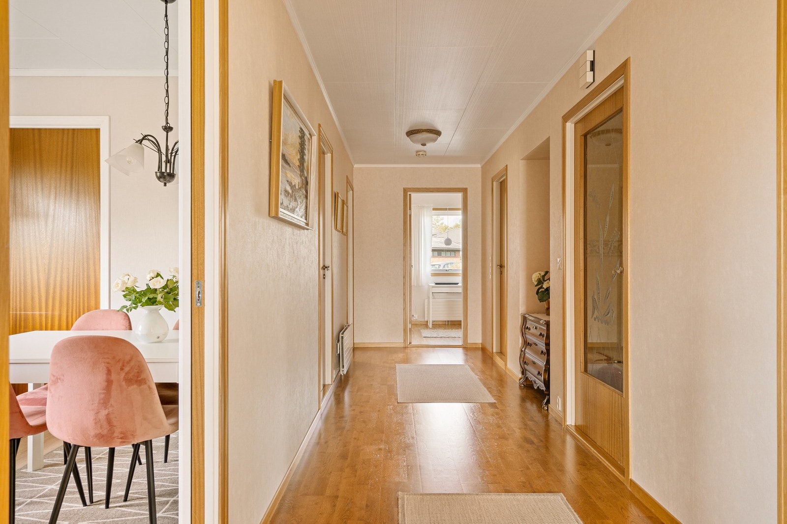 Romslig mellomgang. Galleribilde