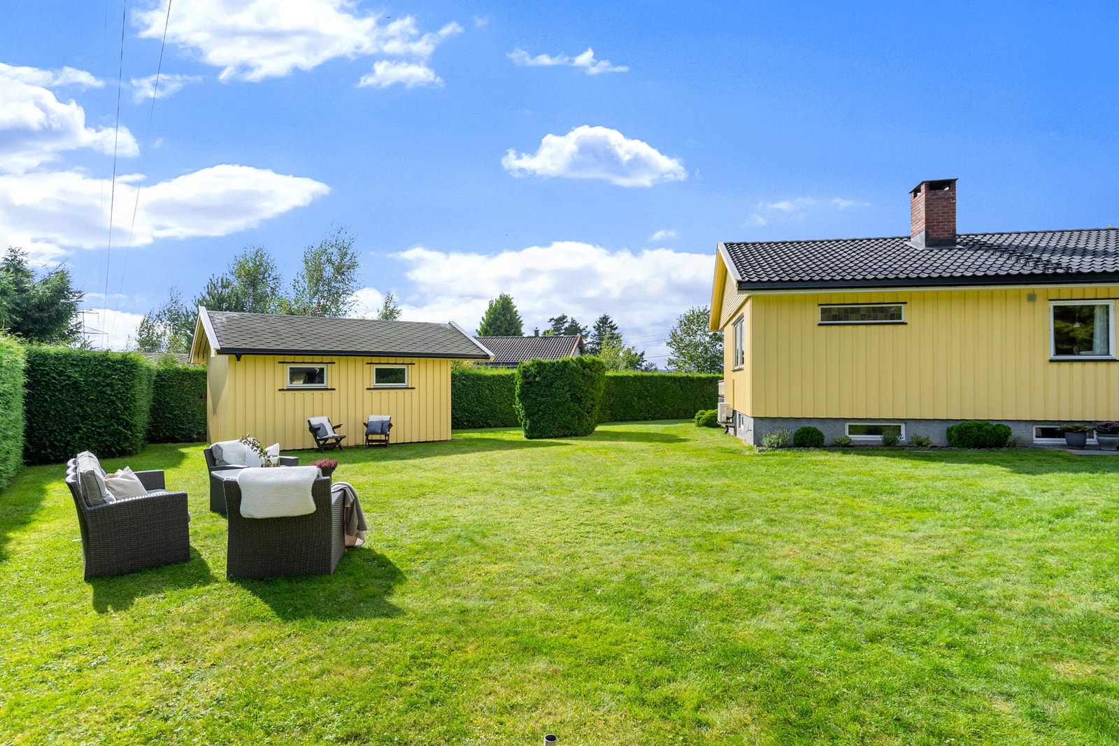 En stor og hyggelig hage med plass til lek og rekreasjon for en familie. I følge eier ble boligen beiset i 2023 av maler/Fargerike. Galleribilde