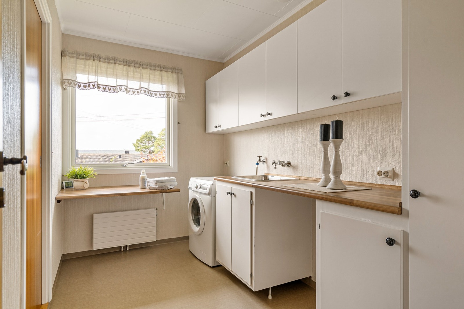 Vaskerommet har en romslig innredning m/servant og opplegg for vaskemaskin. Vindu på kjøkken og vaskerom er fra 2019. Galleribilde