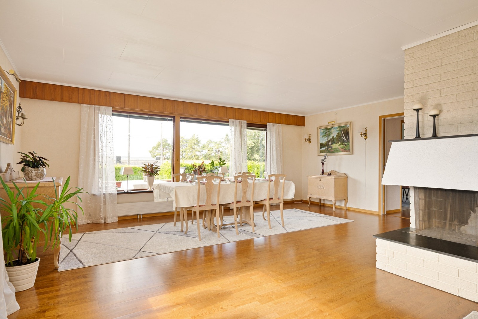 Store vindusflater gir godt med dagslys. Stuen er romslig nok til at man kan invitere gjester på middag. Galleribilde