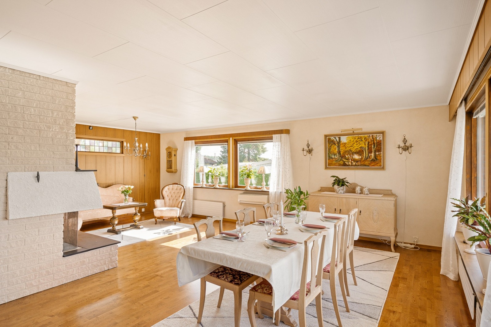 Det er både peis og varmepumpe i stuen. Galleribilde