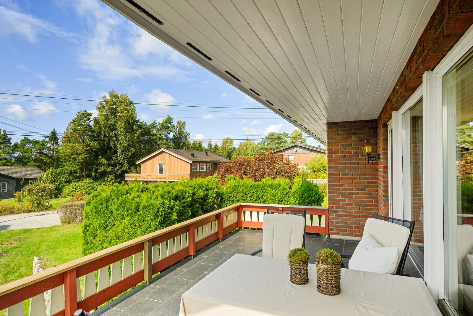 Oversikt over hagen og omgivelsene herfra. Galleribilde