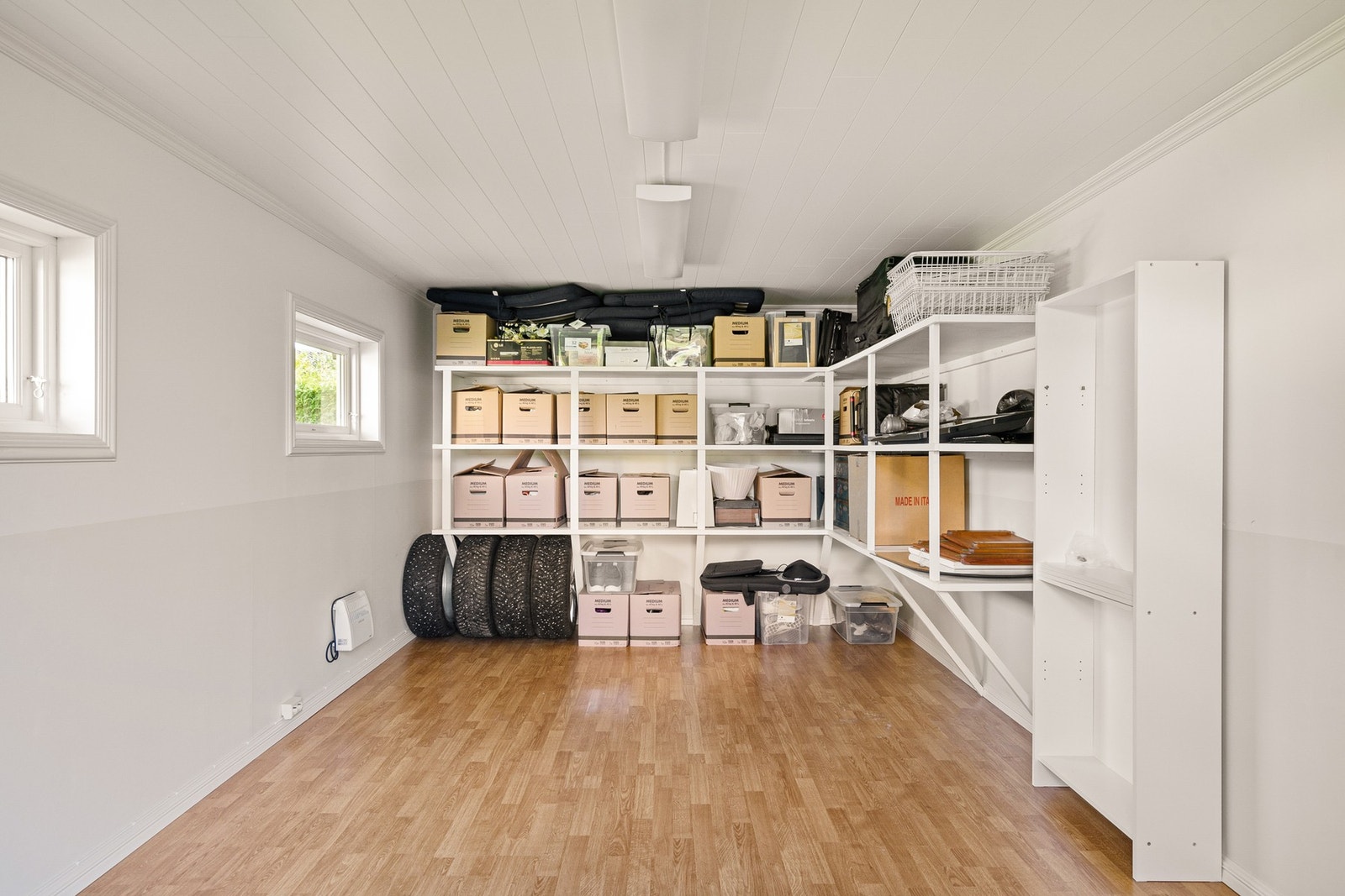 Romslig anneks med strøm og belysning. Annekset er ikke godkjent til rom for varig opphold. Galleribilde