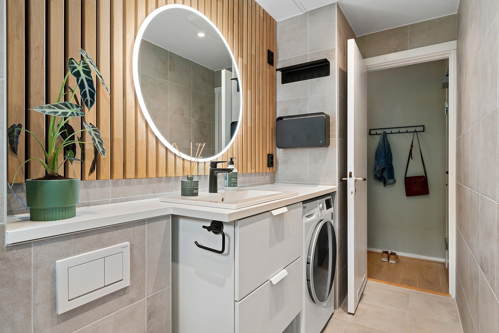 Badet har varme i gulv, opplegg til vaskemaskin og downlights i tak Galleribilde